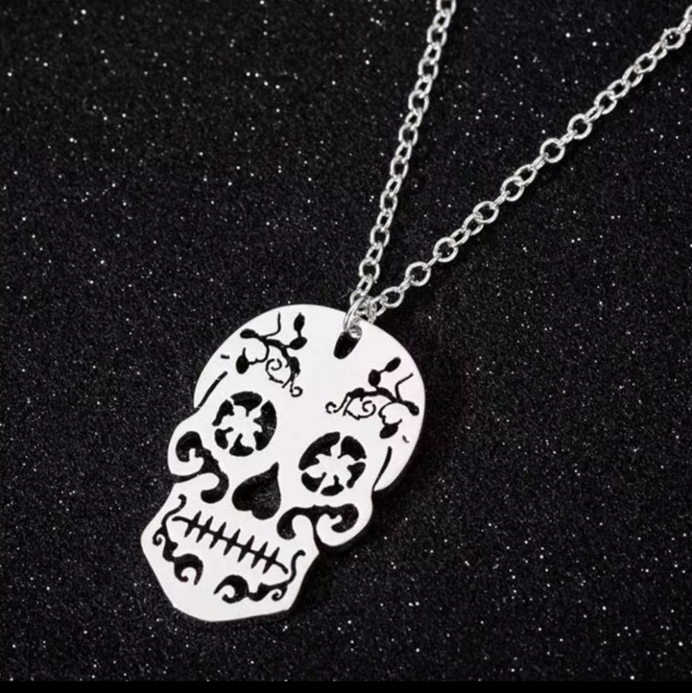 Silver Tone Skull Pendant Necklace